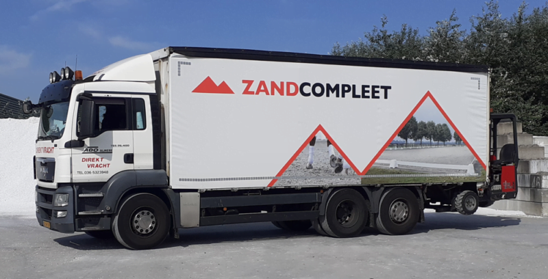 Vrachtwagen-zandcompleet
